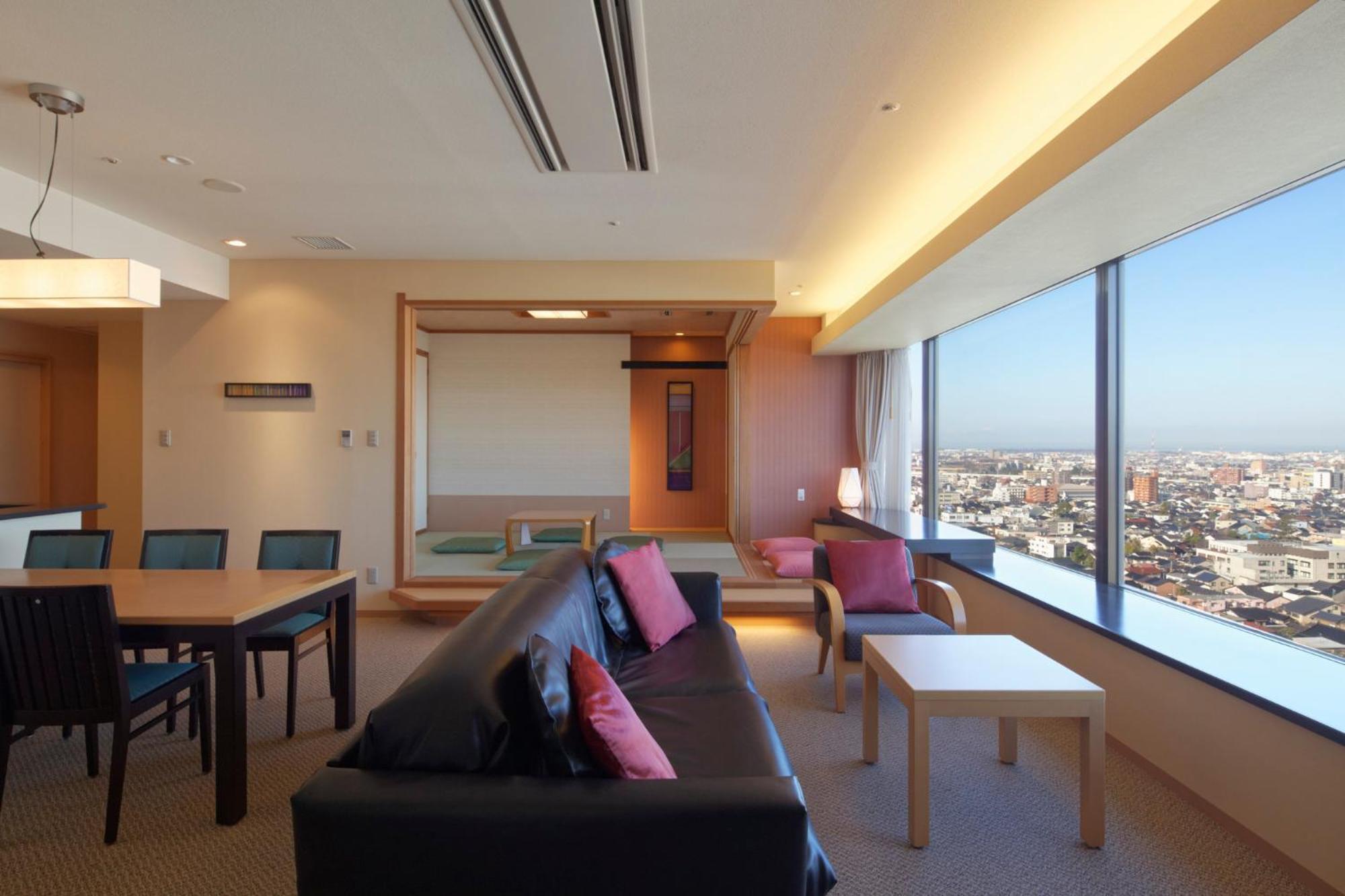 Kanazawa Tokyu Hotel Buitenkant foto A suite at the hotel